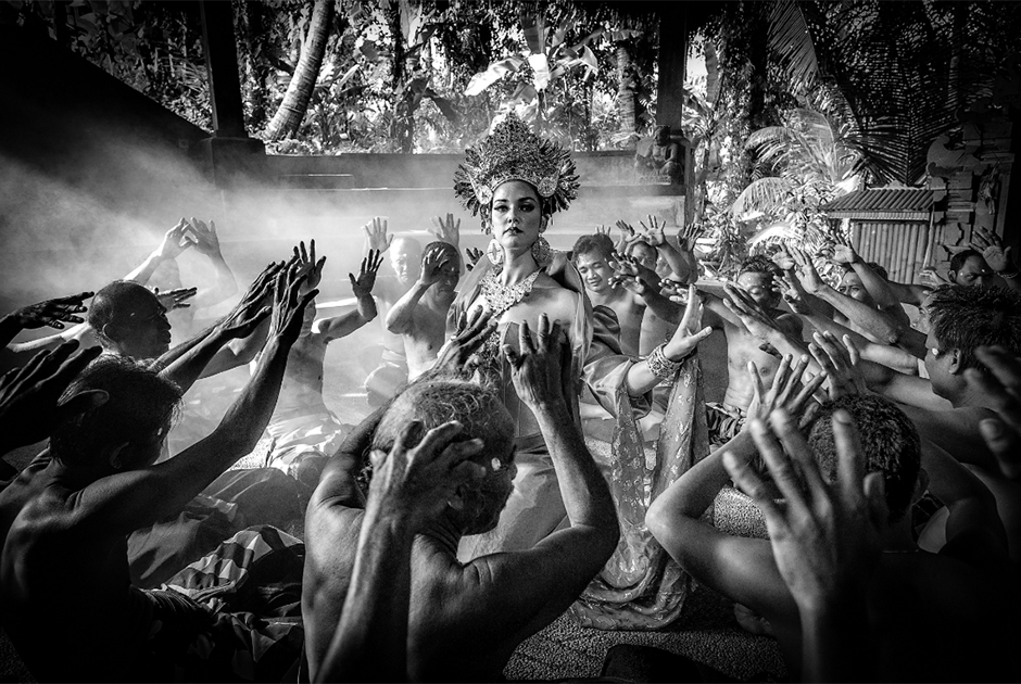 Танец Кечак является формой балийской музыкальной драмы, возникшей в 1930-х годах. Это популярное представление, в котором поющие мужчины впадают в своеобразный транс. Корнями танец восходит к местным экзорцистским ритуалам. 