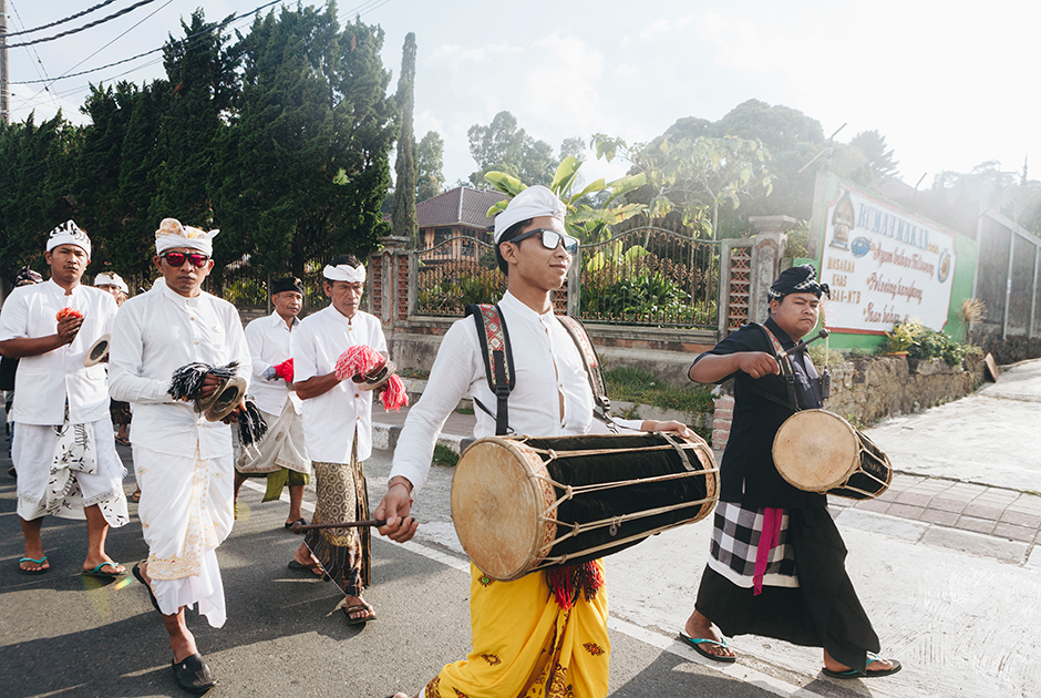 Балийцы живут общинами (деревнями), и для каждого балийца много значит мнение общины. Где бы балиец ни жил и ни работал, он должен взять выходной и приехать на религиозный праздник в общину, а праздников в балийском индуизме много.