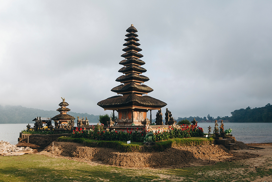 Одно из самых живописных и популярных мест на Бали — храм Пура Улун Дану, который расположен на берегу пресноводного озера Братан.