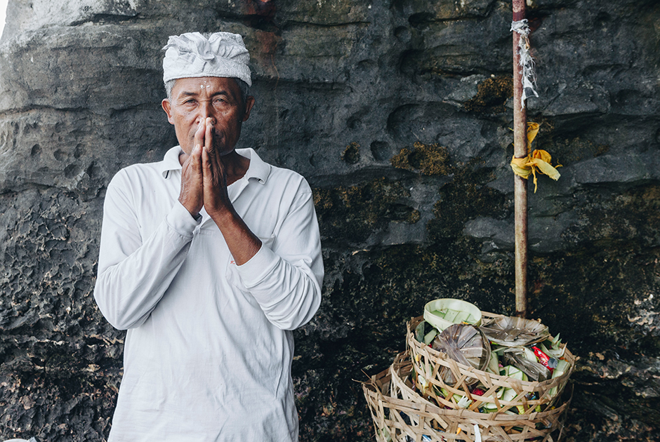 На Бали существует кастовая система, подобная индийской, но менее принципиальная. Представители самой уважаемой касты — священники — ходят в белом. Считается, что эти люди ближе всех к богам. 
