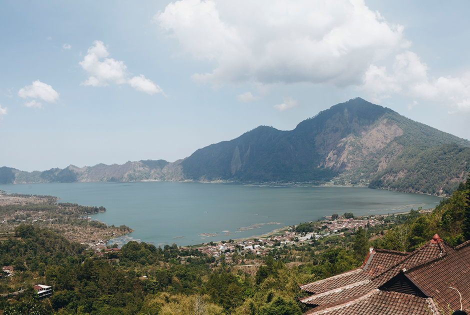 Самое большое озеро Бали — Батур. Со смотровой площадки открывается отличный вид на древний вулкан.