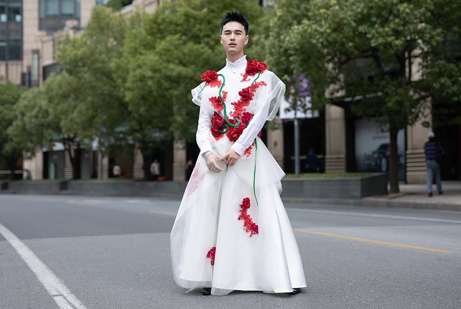 Китайские мужчины кокетливо позировали в Шанхае в воздушных белых платьях, украшенных алыми розами.