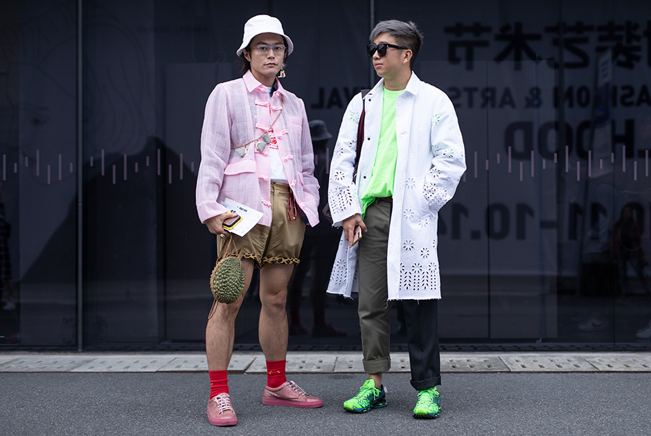 Неоновая одежда, панамка и леопардовый принт: китайцы с энтузиазмом подхватили все тренды, вернувшиеся из 90-х.