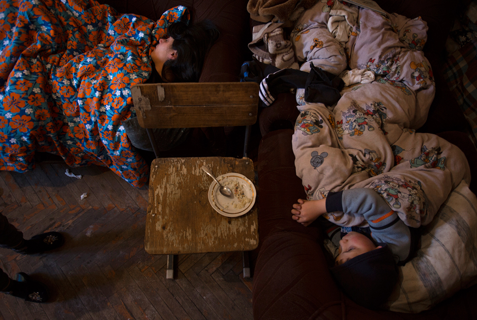 Лусине со своими детьми в квартире. Собственно, здешние квартиры — это одна или две комнатки с маленькой прихожей. Семья Лусине — она и пятеро ее детей — спят в одной комнате. Это позволяет сэкономить на отоплении в холодную погоду.