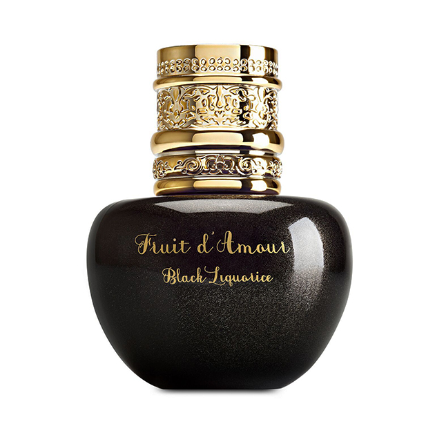 Новинка парфюмерного подразделения бренда Emanuel Ungaro из популярной линии Fruit d'Amour построена на теплых нотах черного лакричника, давшего название композиции, ванили и бобов тонка.