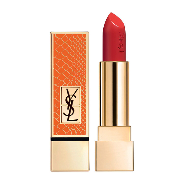 Бестселлер парфюмерно-косметического бренда YSL Beauté — помада Rouge Pur Couture — в нынешнем ноябре предлагается в коллекционном варианте футляра. В избранных корнерах марки можно выбрать один из семи вариантов колпачка к любому из 36 оттенков помады.  Например, колпачок с отделкой из кожи оттенка осенней листвы.