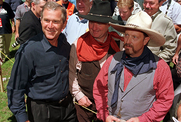 Буш всегда подчеркивал свое техасское происхождение, с радостью надевал ковбойские сапоги и шляпу на своем ранчо и много общался с фермерами с юга во время президентства. 