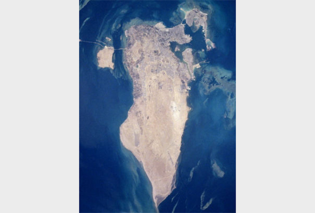 Королевство Бахрейн расположено на 33 островах в Персидском заливе, но обитаемы далеко не все. Размеры самого крупного из них — острова Бахрейн — составляют 48 километров с севера на юг и 6 километров с запада на восток в самой широкой части. Площадь острова составляет 590 квадратных километров, а всего королевства — 780 квадратных километров. Для сравнения, площадь Москвы в пределах МКАД — около 900 квадратных километров. 