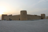 В отличие от ОАЭ, на территории Бахрейна существовали мощные и развитые королевства, торговавшие с Ближним Востоком. Но по-настоящему древних построек на острове нет. Одно из старейших — крепость Риффа, построенная в 1812 году и отреставрированная в 1993-м. 