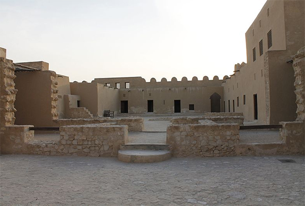 Несмотря на то что сейчас королевством правит арабская династия суннитов, большинство населения острова — шииты, а Бахрейн на протяжении столетий был частью Персидской империи. Вот и крепость Риффа была построена во время правления иранской династии Сефевидов.  