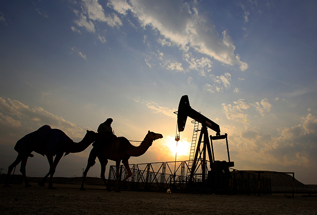 Нефть добывают на большей части пустыни Сахир, поэтому наткнуться на нефтепроводы или «качалки» труда не составляет. Достаточно съехать с основных магистралей.
