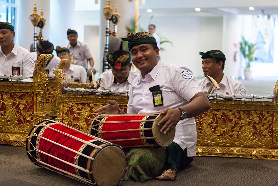Прибывших встречали с цветочными гирляндами, национальными танцами провинции Бали и музыкой традиционного для Индонезии инструмента гамелана, которую в знак уважения и гостеприимства исполнила группа работников наземных служб аэропорта. 
