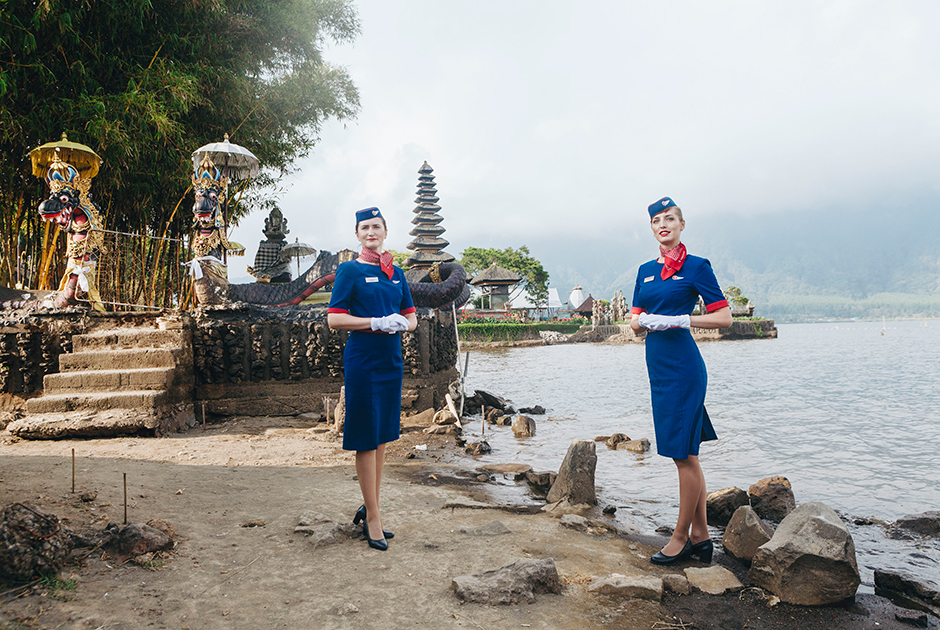 Стюардессы авиакомпании «России» у самой посещаемой достопримечательности Индонезии Храма Пура Улун Дану.