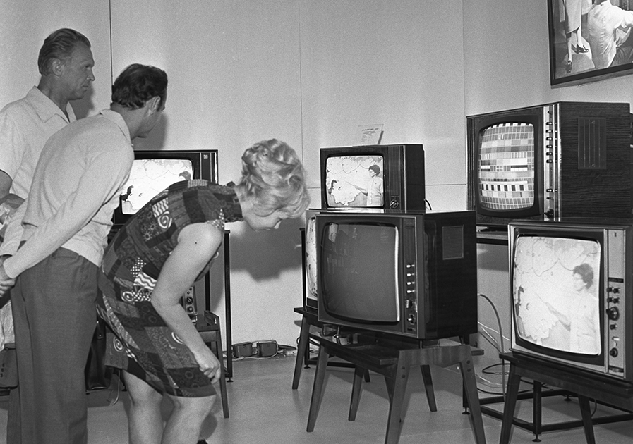Телевизором «Электрон-215» с диагональю 61 сантиметр хвастались в 1970-х. В 1980-е счастливчики имели Sony, Toshiba или Samsung. О популярных ныне домашних кинотеатрах тогда и не мечтали.