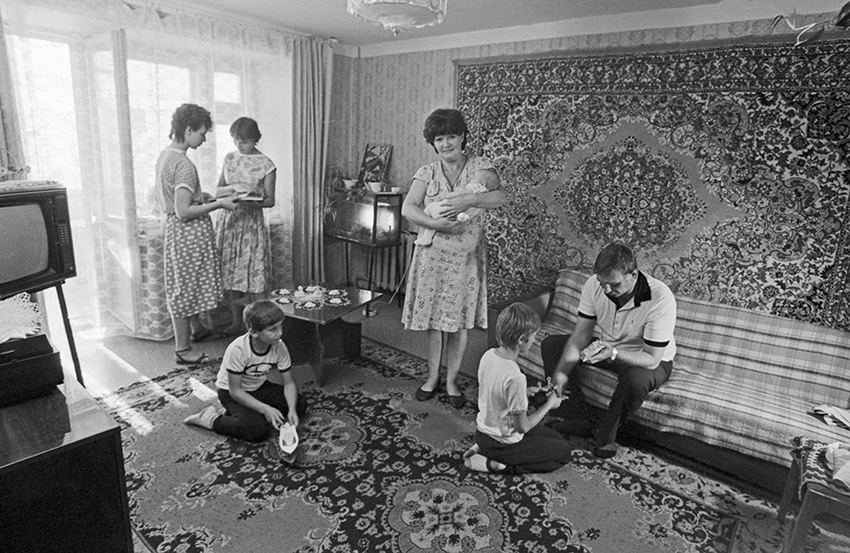 Один ковер хорошо, а два лучше. «Персидских» — вообще идеально. На фото 1988 года — явно небедная семья рабочих из Тынды (Амурская область). Аквариум, журнальный столик... Если бы телевизор был не советским, а японским, слыли бы богачами.