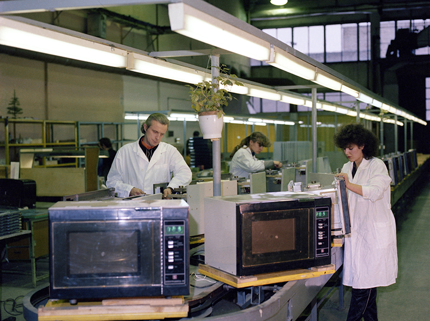 Микроволновка в советские годы, безусловно, была не роскошью, а прямо-таки излишеством. Тем не менее их выпускали и в СССР. На фото — сборка микроволновой печи «Электроника-3 С» в Риге. 1984 год. 