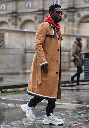 Гость Недели моды в Париже в кроссовках Balenciaga Triple S, январь 2018 года