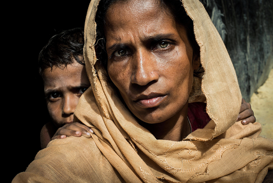 Еще один фотопроект о судьбе народа рохинджа в Мьянме. Работа датского фотохудожника Асгера Ладефоджеда (Asger Ladefoged), посвященная проблеме нетерпимости в современном мире, признана лучшей в категории «Портрет». 


На снимке — 40-летняя Рахима Катун. Женщина бежала со своим мужем и тремя детьми в Бангладеш в начале сентября под угрозой смерти. «Солдаты из армии Мьянмы убили моего дядю. Он стоял прямо передо мной, я видела это. Если мы вернемся туда, они убьют и нас», — сказала она.


Этнические чистки в Мьянме нацелены на вытеснение народа рохинджа. Правительство страны продолжает настаивать, что таким образом силовики осуществляют борьбу с терроризмом. 
