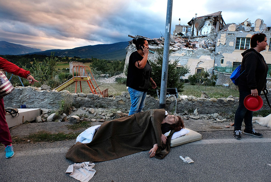 24 августа 2016 года землетрясение в центральной Италии унесло жизни 298 человек, еще тысячи остались без крова. Стихия разрушила половину города Аматриче, близ которого находился эпицентр. Это землетрясение стало крупнейшей катастрофой в истории страны с 2009 года.



