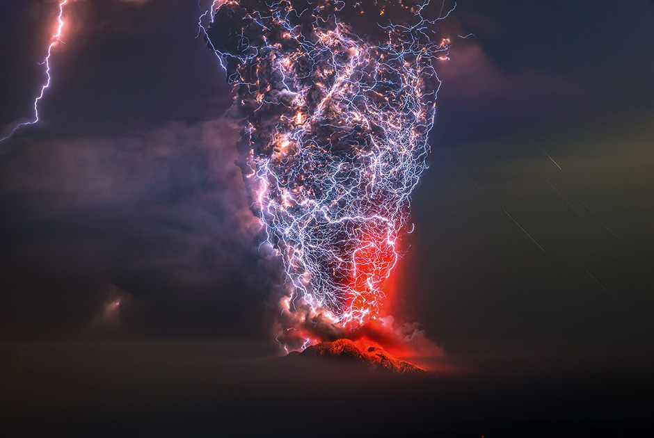 Извержение вулкана Кальбуко в Андах, Чили. В момент съемки вулкан окутала невероятная буря.


Последний раз Кальбуко извергался в апреле 2015 года. Тогда из прилегающих районов были эвакуированы пять тысяч человек. 