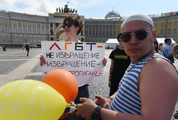 Тимур Булатов на митинге ЛГБТ-активистов в рамках IX Санкт-Петербургского Прайда на Дворцовой площади, 4 августа 2018 года