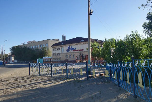 Гостиница «Арал» в советские годы была единственной, но сейчас она закрыта новыми владельцами на реконструкцию. 
