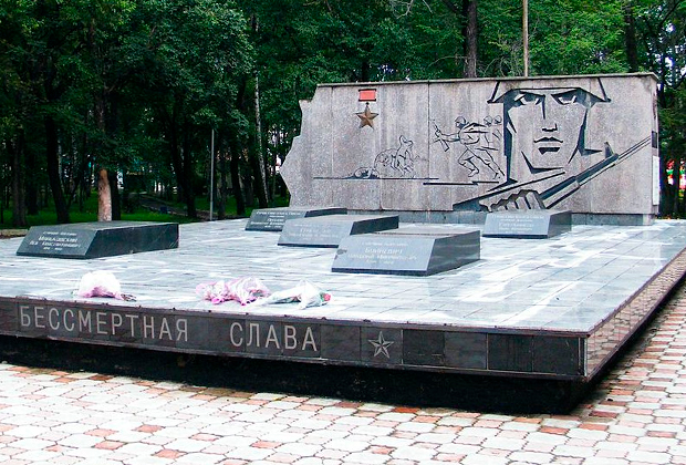 Картинки по запросу Выброшенные на свалку надгробия героев Советского Союза попали на видео