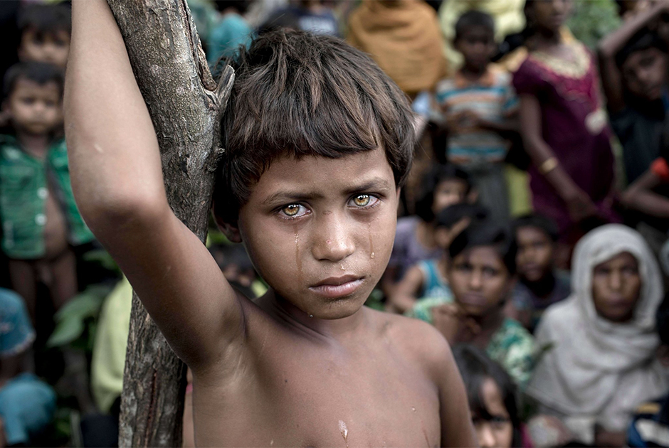 Маленькая Асмат Ара пережила геноцид в Мьянме. Еще прошлой ночью вместе с родителями и другими представителями народа рохинджа она вошла лагерь для беженцев, организованный на территории соседнего государства Бангладеш. По данным ООН, с 25 августа 2017 года из-за притеснений мусульман из Мьянмы бежали больше 646 тысяч рохинджа.