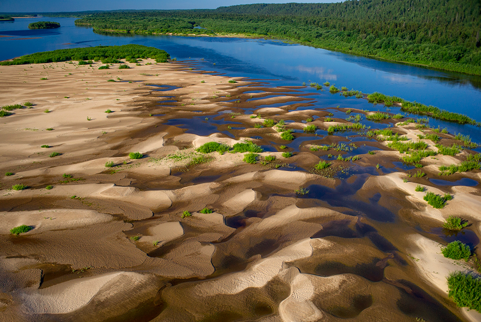 Песчаные острова на реке Пинеге в районе поселка Пинега