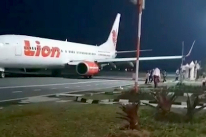 В Индонезии пассажирский самолет врезался в столб