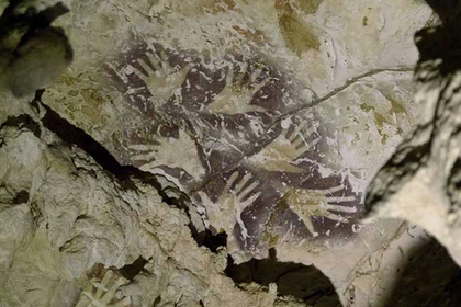 Внутри глубокой пещеры нашли загадочный рисунок