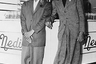 Афроамериканские подростки в зут-костюмах, 1943 год. Первыми зут-сьютерами были джазовые музыканты из Гарлема. Затем мода перекинулась на другие города США с большим процентом чернокожего населения. Латиноамериканцы переняли моду как раз у афроамериканцев. 
