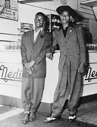Афроамериканские подростки в зут-костюмах, 1943 год. Первыми зут-сьютерами были джазовые музыканты из Гарлема. Затем мода перекинулась на другие города США с большим процентом чернокожего населения. Латиноамериканцы переняли моду как раз у афроамериканцев. 
