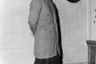 Молодой латиноамериканец в зут-костюме и популярной среди пачукос фетровой шляпе. 11 июня 1943 года.
