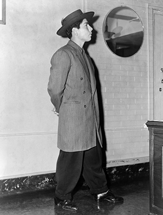 Молодой латиноамериканец в зут-костюме и популярной среди пачукос фетровой шляпе. 11 июня 1943 года.
