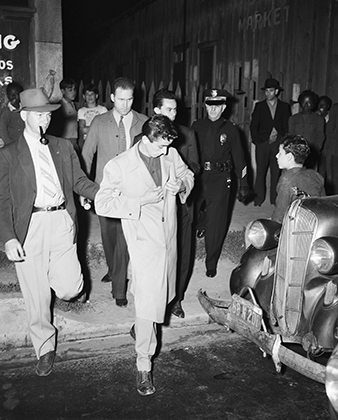 Несмотря на то что агрессию проявляли и моряки, и зут-сьютеры, арестовывали первое время только пачукос. На фото от 11 июня 1943 года полицейский ведет задержанного зутера. 
