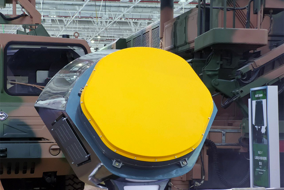 Бортовая активная фазированная антенная решетка радара KLJ-7A получила 600 приемо-передающих модулей, в отличие от, например, боковых радаров серии Н036Б-1-01 российского истребителя пятого поколения Су-57, где насчитывается 358 модулей.При этом известно, что российские модули выполнены на основе арсенида галлия, который улучшает эргономичность и повышает мощность радара, а не кремния — с этим перспективным соединением Россия научилась работать благодаря СССР. Использование Китаем подобных технологий в KLJ-7A остается открытым вопросом.Также на выставке китайцы показали первый в мире авиационный бортовой радар LKF601E с активной фазированной антенной решеткой воздушного охлаждения. Ранее крупные радары использовали водное охлаждение, утяжеляющее изделие.Истребители J-10A и JF-17 Block 3 предполагается модернизировать оснащением KLJ-7A и LKF601E. Не исключен экспорт радаров.