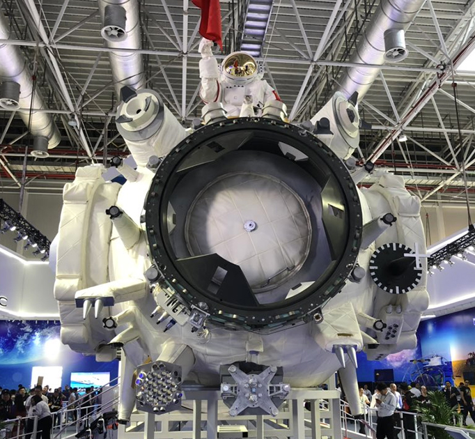 Посетители Airshow China 2018 увидели натуральный макет 17-метрового базового модуля Tianhe китайской национальной космической станции. Станция будет состоять из трех 20-тонных модулей — одного базового и двух лабораторных. Запуск базового модуля запланирован на 2019 год. Сборка станции на орбите должна завершиться в 2022 году. Срок службы орбитальной лаборатории, вмещающей от 3 до 6 человек, составит 10 лет.