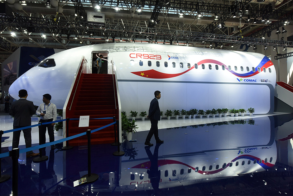 В первый день работы на авиасалоне China Airshow 2018 презентовали полномасштабный макет российско-китайского широкофюзеляжного дальнемагистрального самолета CR929. Базовая версия CR929–600 в трехклассной компоновке способна перевозить 280 пассажиров на расстояние до 12000 километров. В семейство самолетов планируется включить модификации с удлиненным  (CR929–700) и укороченным (CR929–500) фюзеляжем.Проектирование самолета будет проводиться в России, сборка — в Китае. Авиалайнер сначала получит западные двигатели General Electric или Rolls-Royce, которые в дальнейшем заменят на российские ПД-35 или китайские CJ2000. Бюджет CR929 на ближайшие три года составляет 40 миллиардов рублей. Финансирование планируется поделить поровну между Китаем и Россией. Первый полет CR929 запланирован на 2025 год.