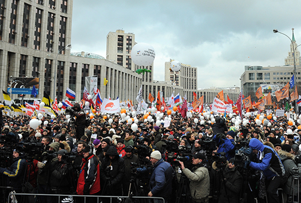 Участники митинга оппозиции "За честные выборы" на проспекте Сахарова 24 декабря 2011 года