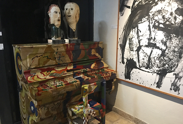 Пианино и совриск в музее Иланы Гур