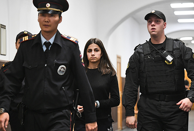 Ангелина Хачатурян — одна из сестер, обвиняемых в жестоком убийстве отца, в Басманном суде 