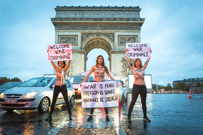 Оголенные активистки поприветствовали глав государств в Париже