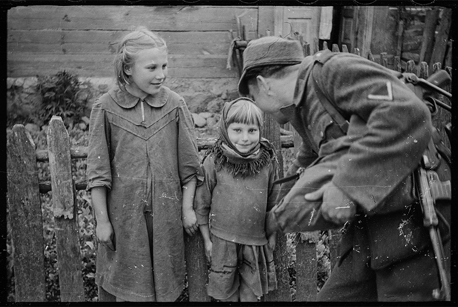 На оккупированных землях проживали 10 миллионов человек, большинство из которых были поляками. Однако впоследствии правительство Германии переселило сюда около двух миллионов немцев. 