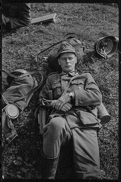 Спящий немецкий солдат. Польша, 1942-1943 годы. (Предположительно, город Бельск-Подляски.)
