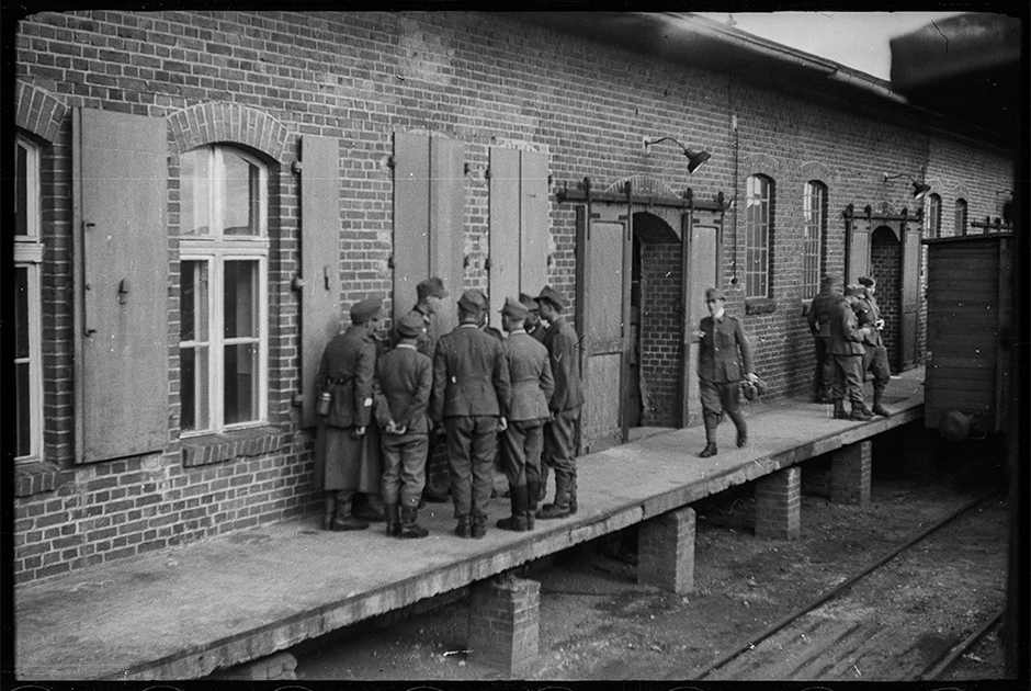 Захваченная немцами Польша стала огромной тюрьмой для пяти миллионов поляков, которые были вынуждены работать, поддерживая военную экономику Германии. Для детей были созданы специальные концлагеря принудительного труда.