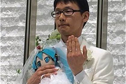 Японец женился на виртуальной певице