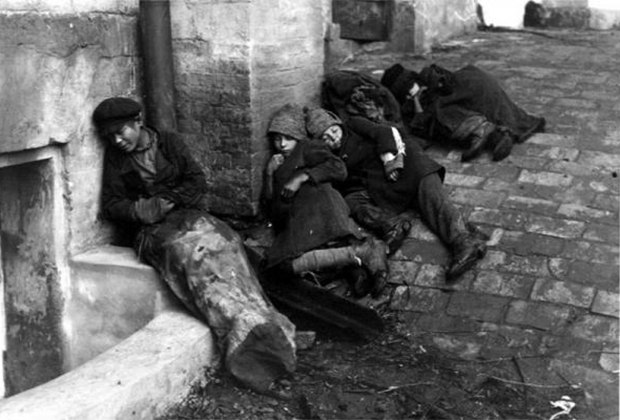 Спящие на улице беспризорники. 1920 год
