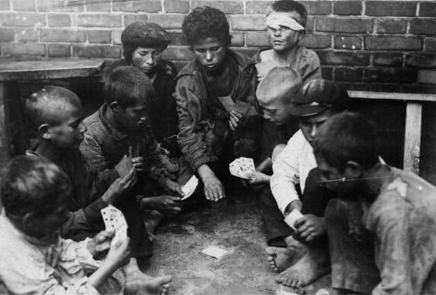 Беспризорные дети играют в азартные игры. 1925 год