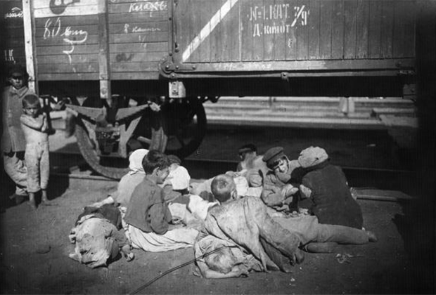 Беспризорные дети на Николаевском (ныне — Ленинградском) вокзале в Москве. 1920-е годы